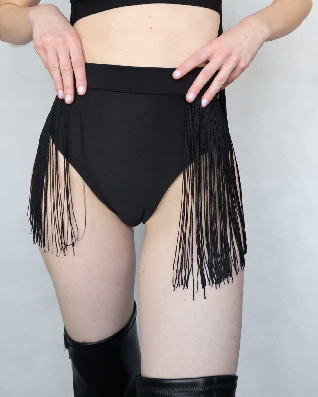 Szorty pole dance exotic z frędzlami czarne